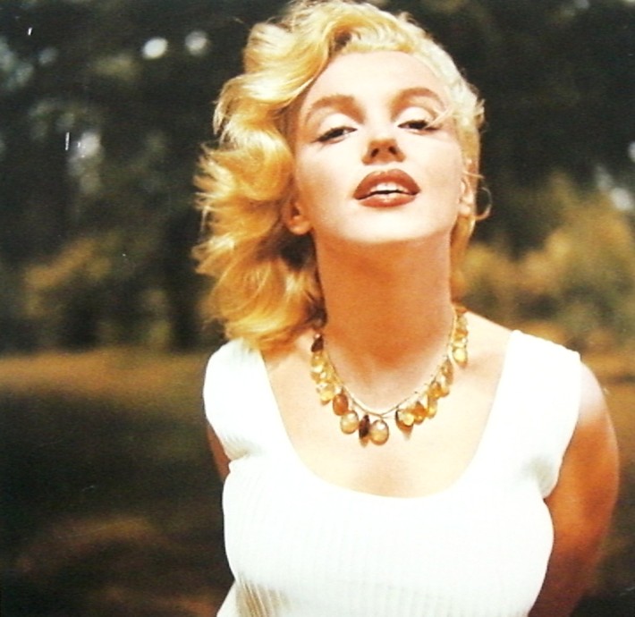 Marilyn Monroe plays the role of a disillusioned divorc e looking ahead for